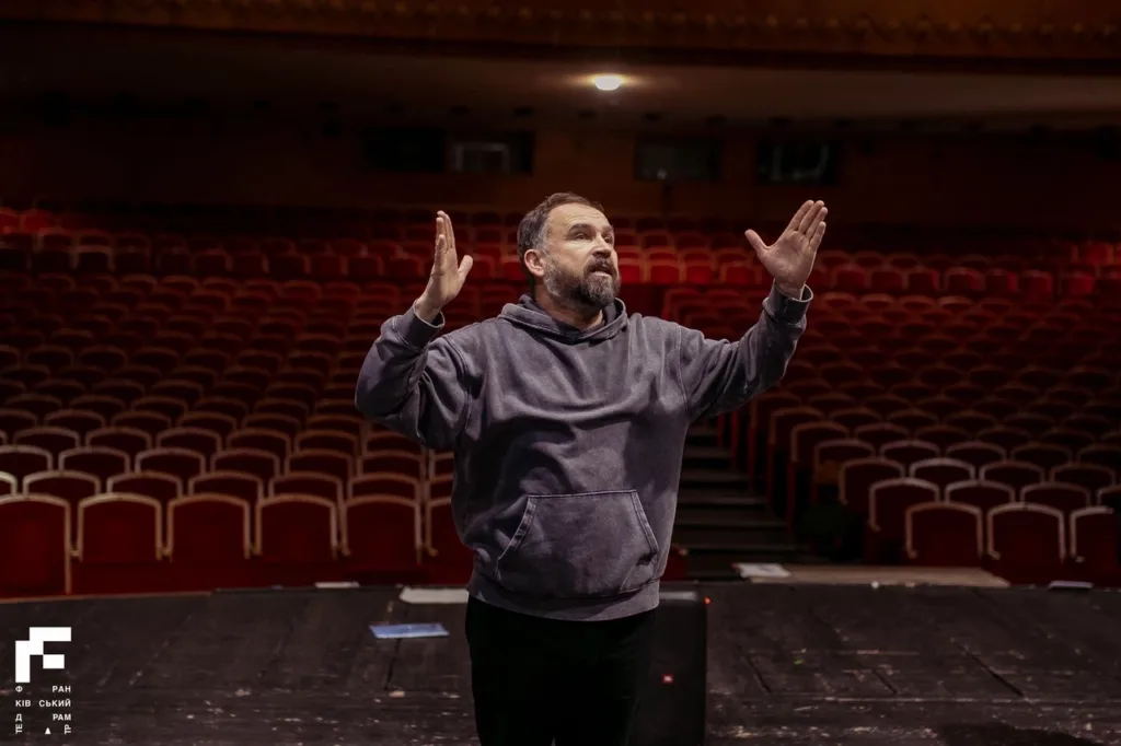 Чоловік репетирує на театральній сцені