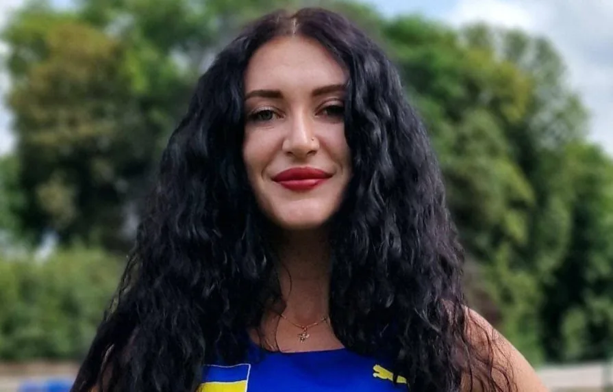 Жінка з темним волоссям на природі