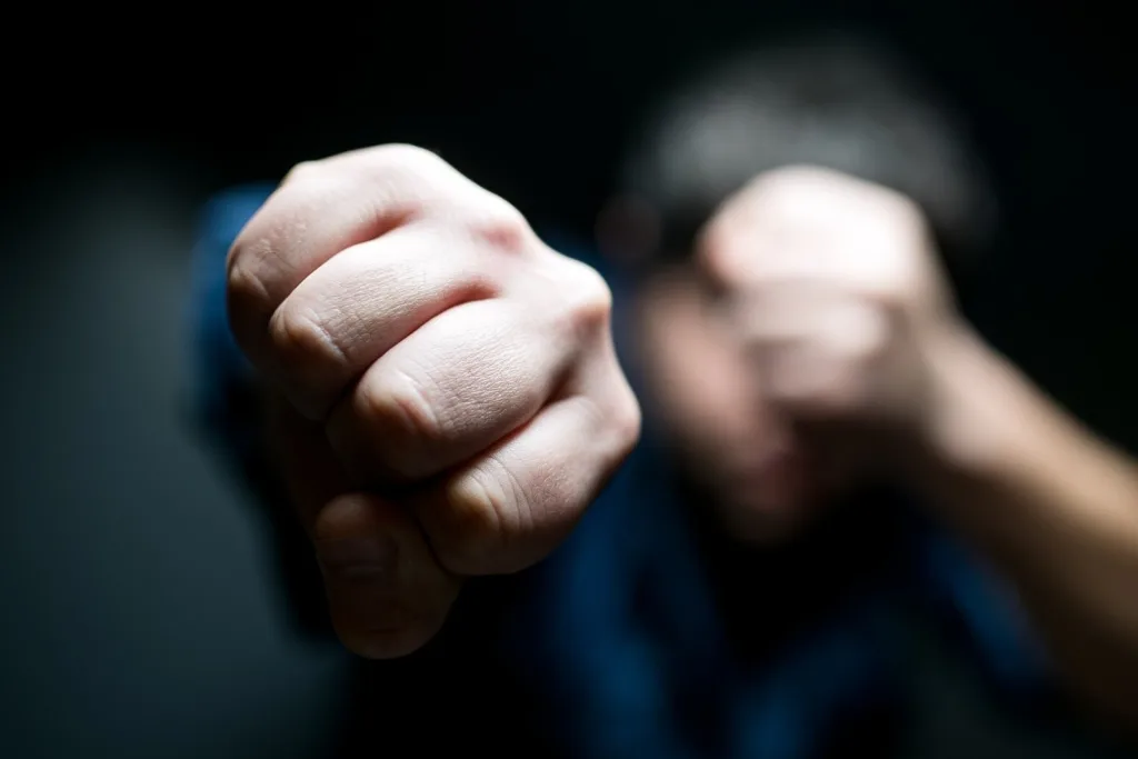 Крупний план стиснутого кулака перед людиною