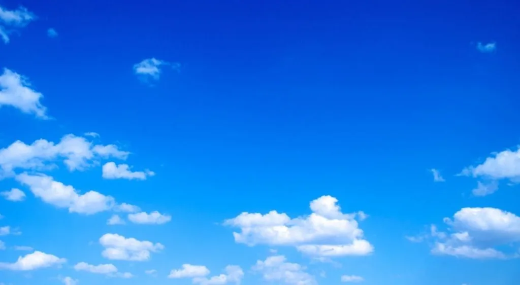 Блакитне небо з білими хмарами