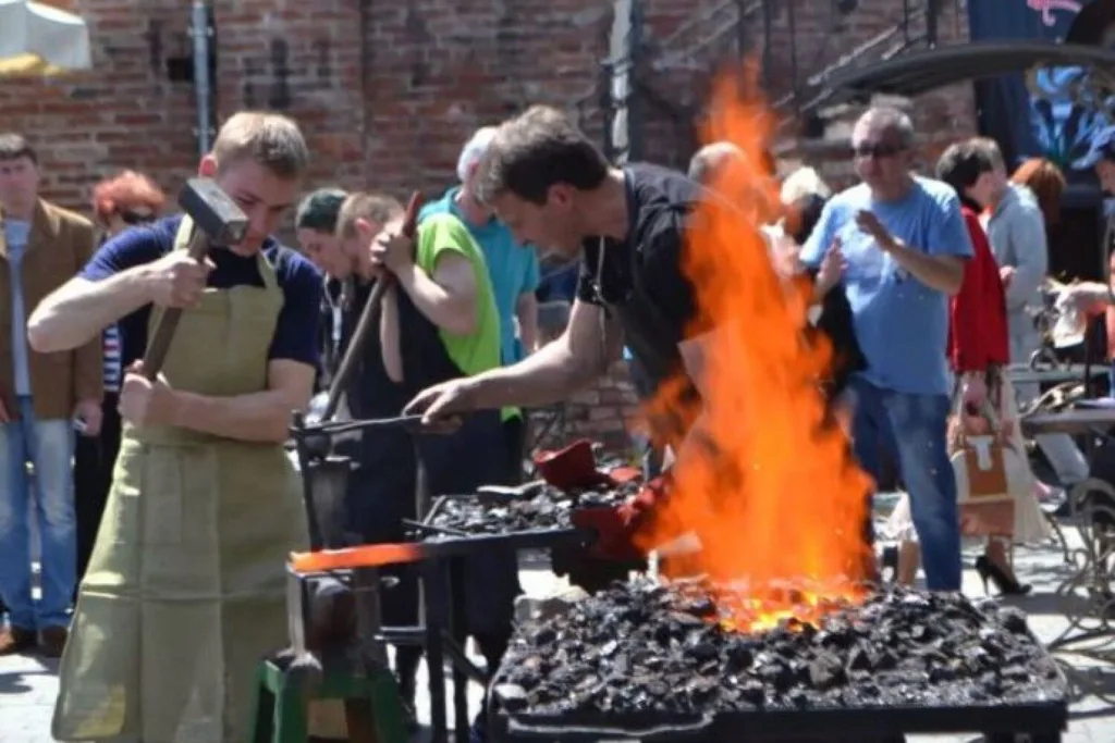 Ковалівський фестиваль на вулиці з вогнем і людьми