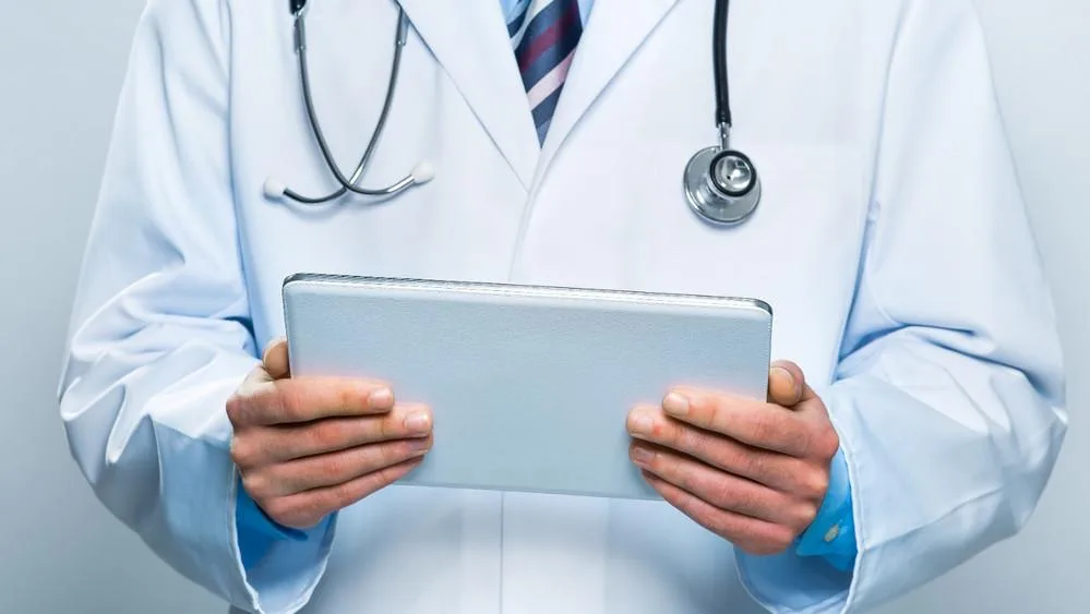Лікар тримає планшет у руках