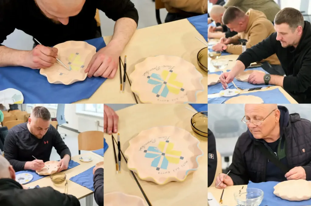 Люди розмальовують керамічні тарілки пензликами