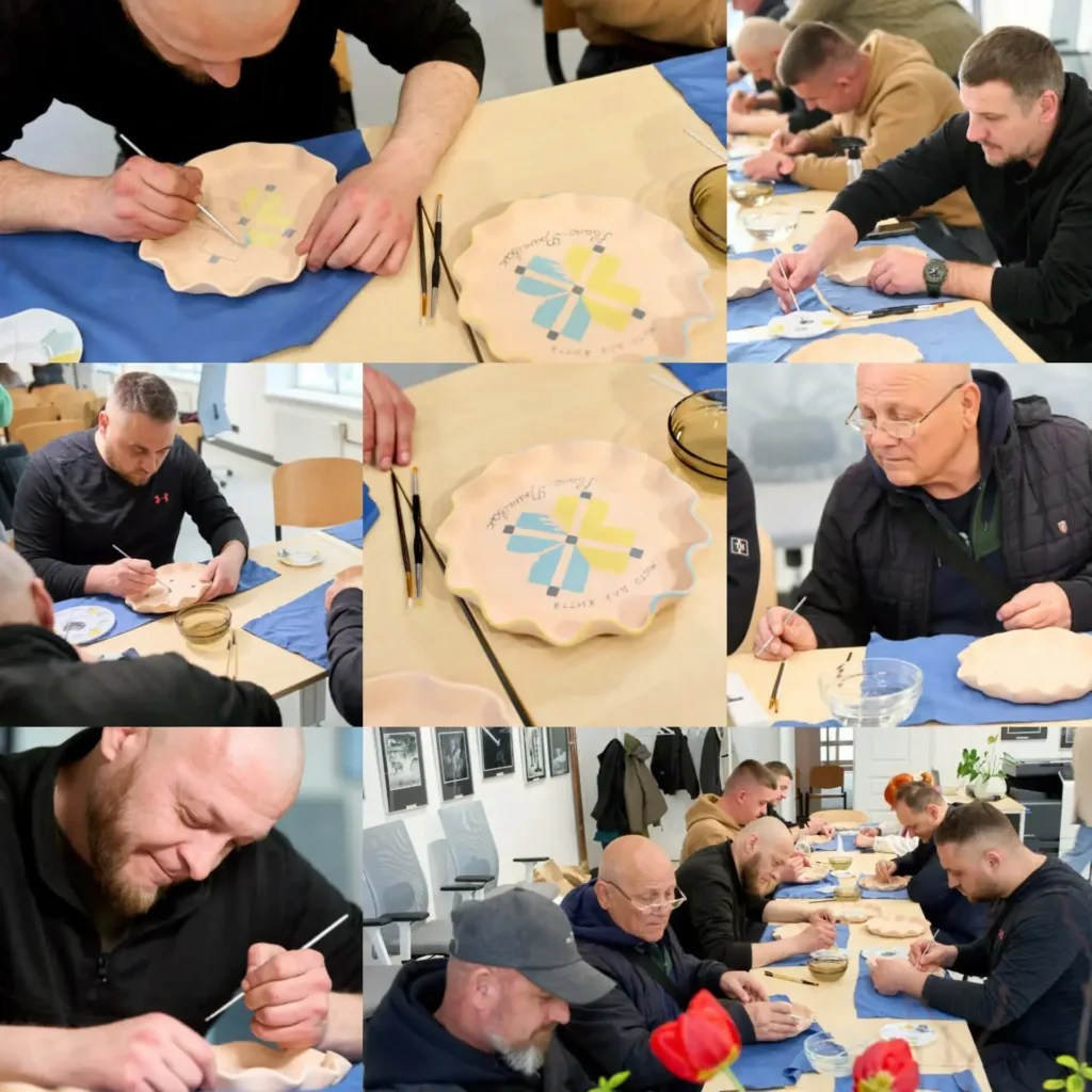 Чоловіки розписують керамічні тарілки на творчому майстер-класі