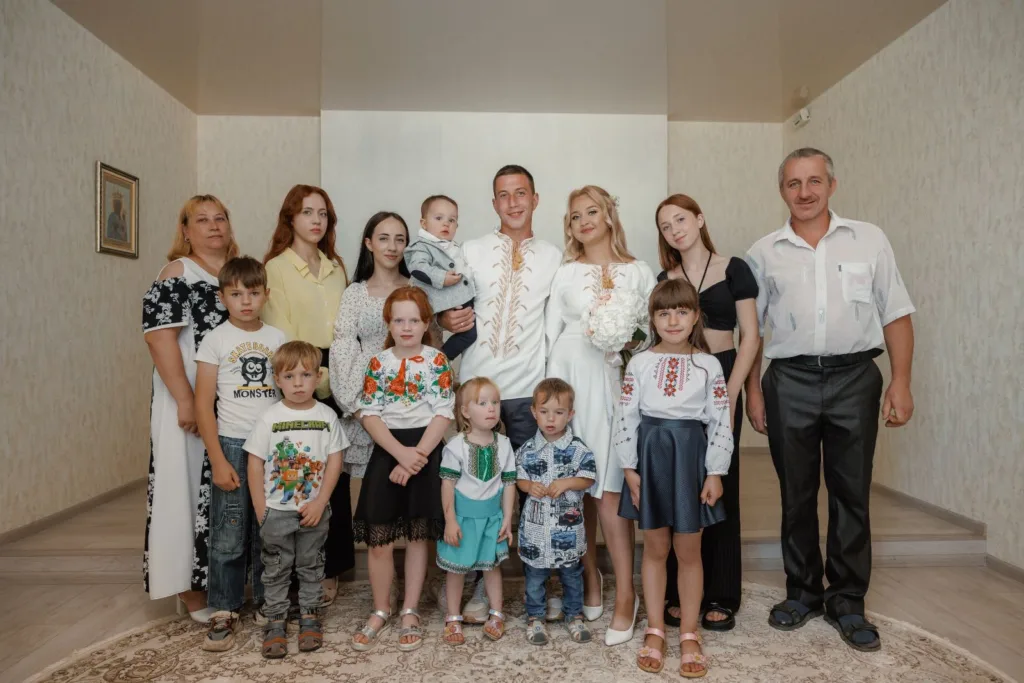 Весільне фото великої родини у вишиванках