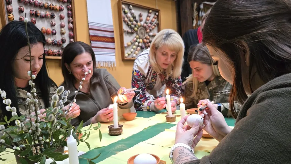 Жінки розписують писанки під час майстер-класу