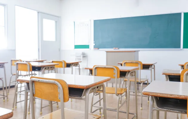 Порожній клас із партами та дошкою