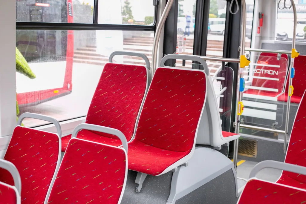 Інтер'єр автобуса з червоними сидіннями