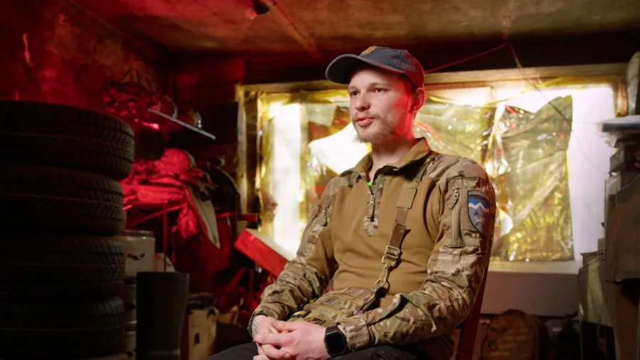 Військовий сидить у кімнаті з червоним освітленням