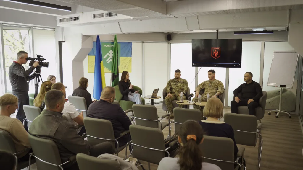 Пресконференція військових і журналістів у конференцзалі