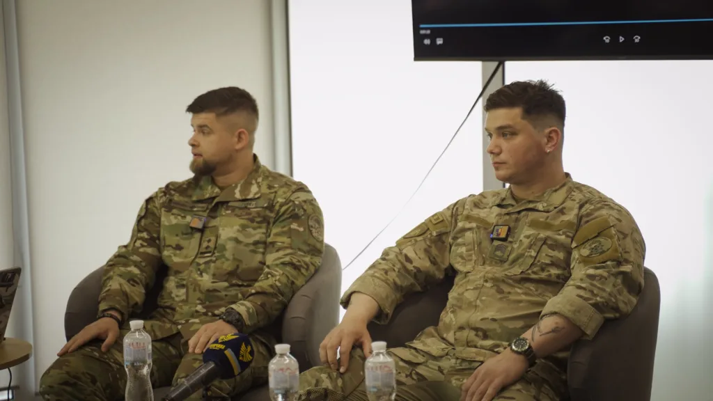 Військові у формі під час пресконференції