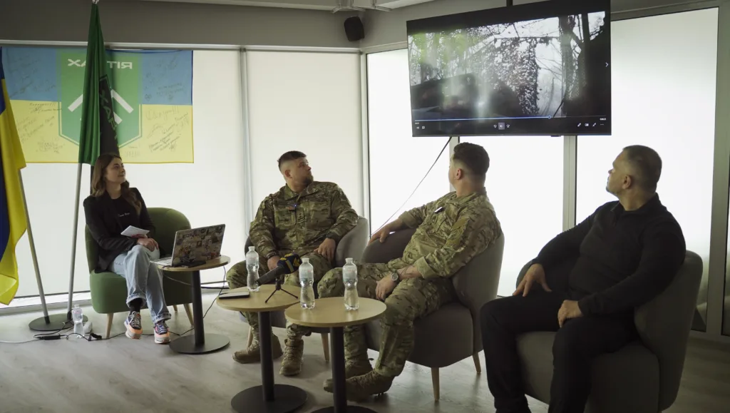 Обговорення військових з журналісткою під час презентації