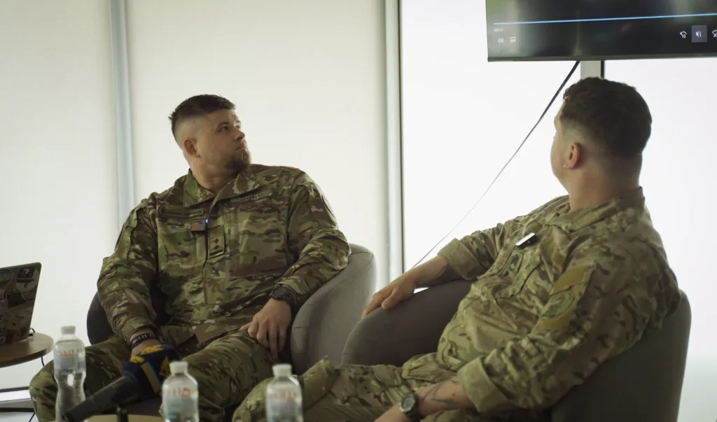 Військові обговорюють презентацію на екрані