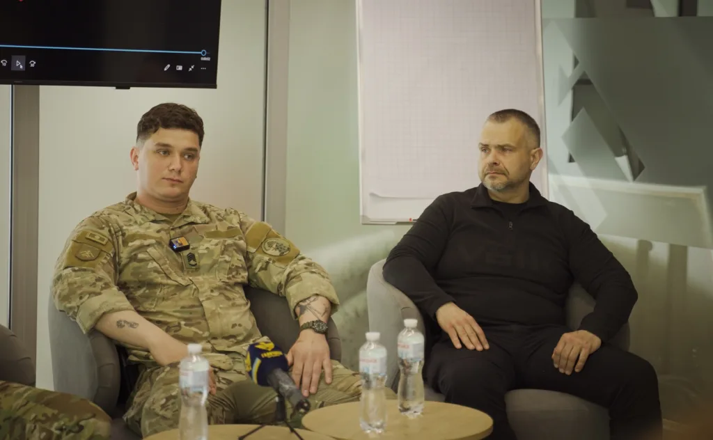 Військовий і цивільний чоловіки на пресконференції