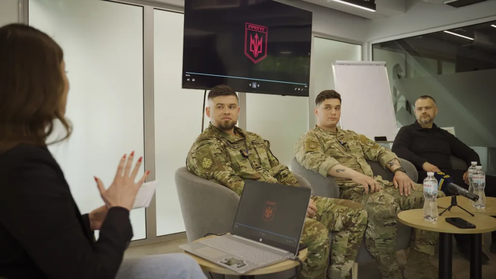 Інтерв'ю з українськими військовими в офісі