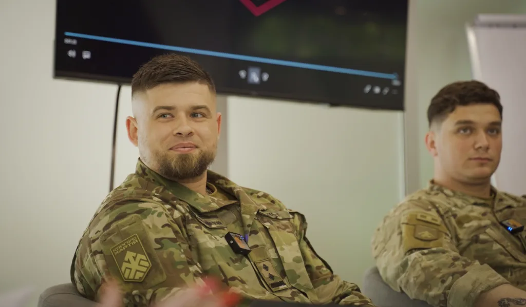 Українські військові у камуфляжній формі на зустрічі