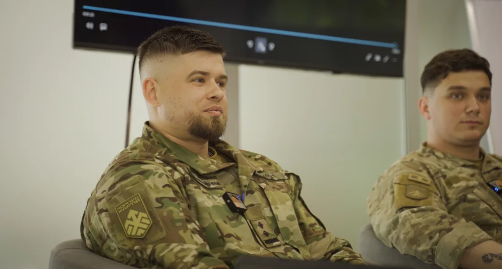 Українські військові у камуфляжі під час зустрічі