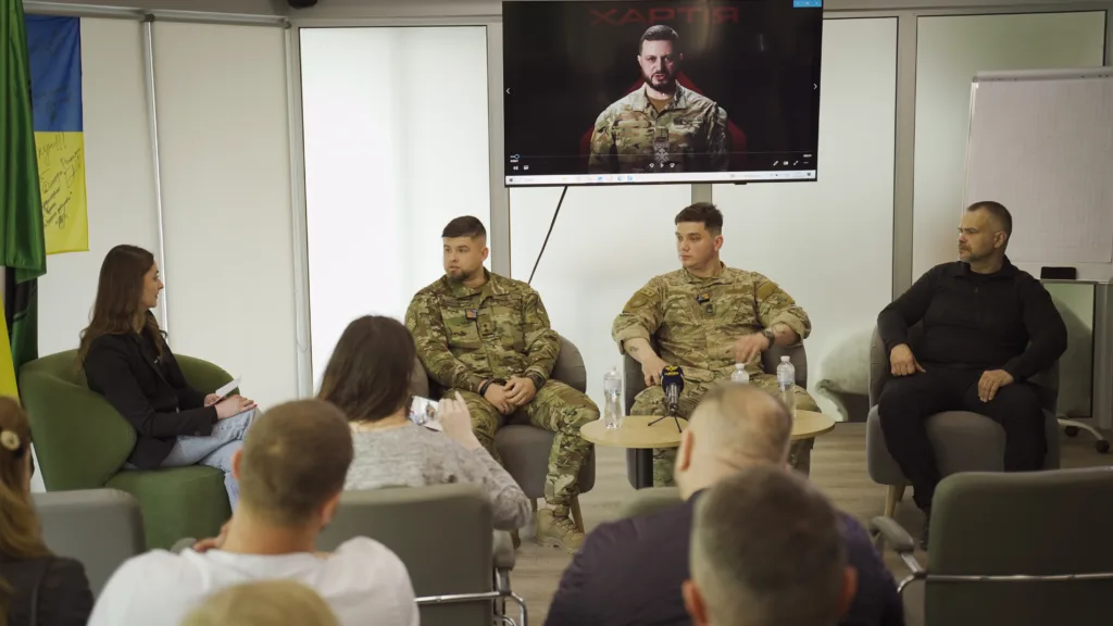 Пресконференція українських військових у сучасному офісі