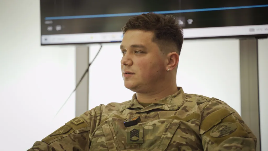 Військовий у камуфляжі під час інтерв'ю