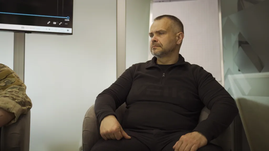 Чоловік сидить у сучасному офісі