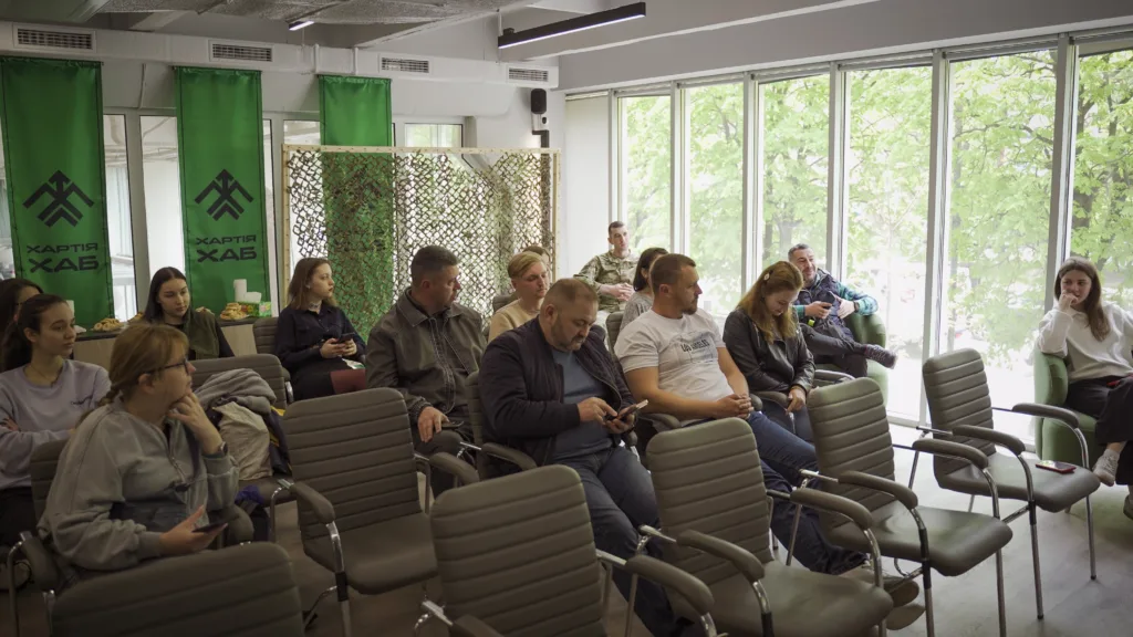 Люди на зустрічі в коворкінгу Хартія Хаб