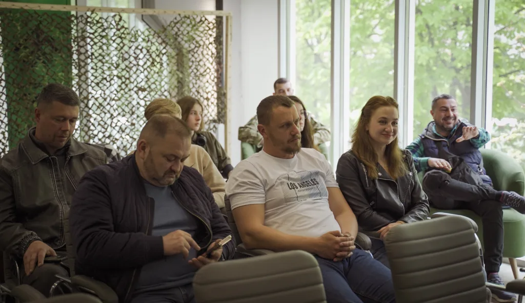 Люди слухають доповідь у світлій залі