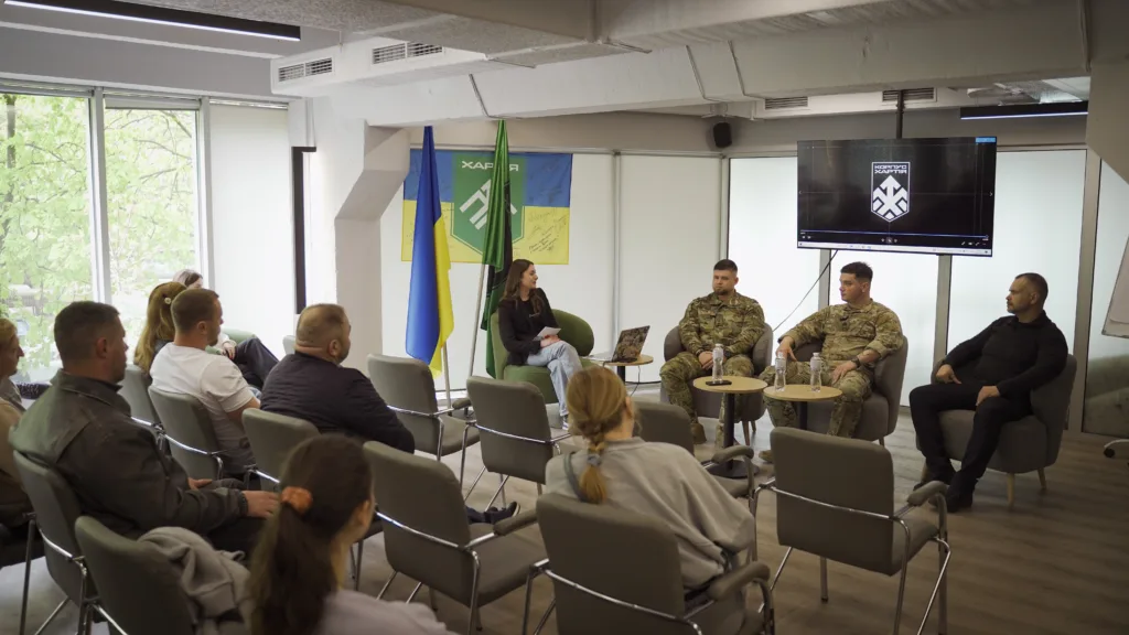 Обговорення військових питань у конференц-залі