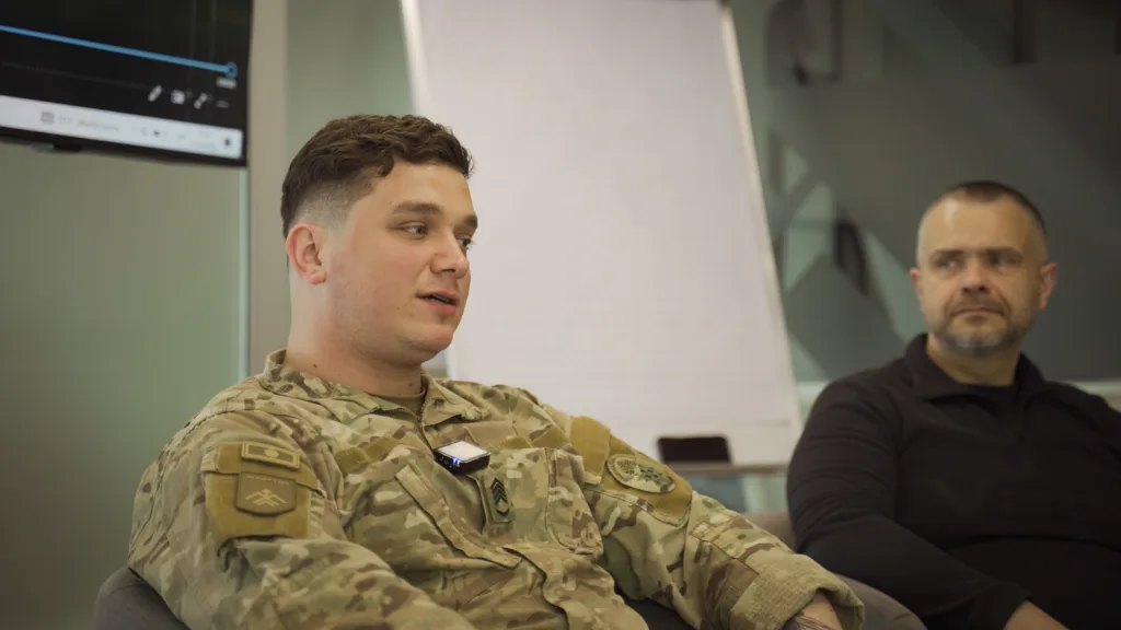 Військовий у формі під час розмови на зустрічі