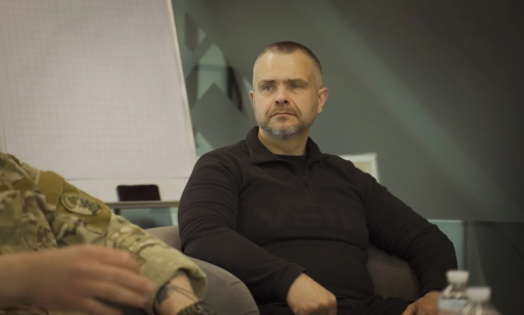 Чоловік на зустрічі з військовими