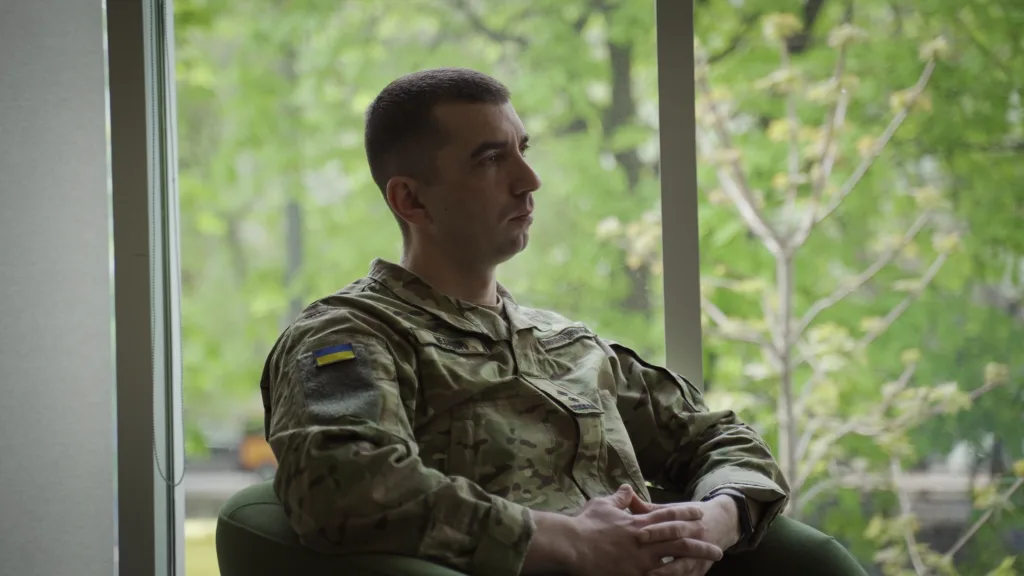 Український військовий сидить біля вікна
