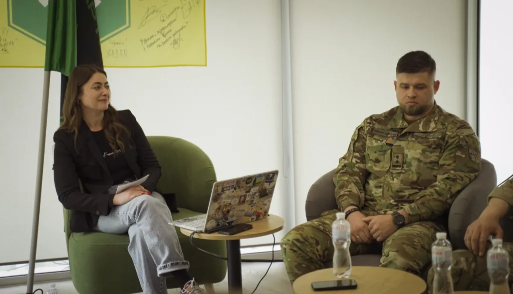 Жінка і військовий розмовляють під час зустрічі