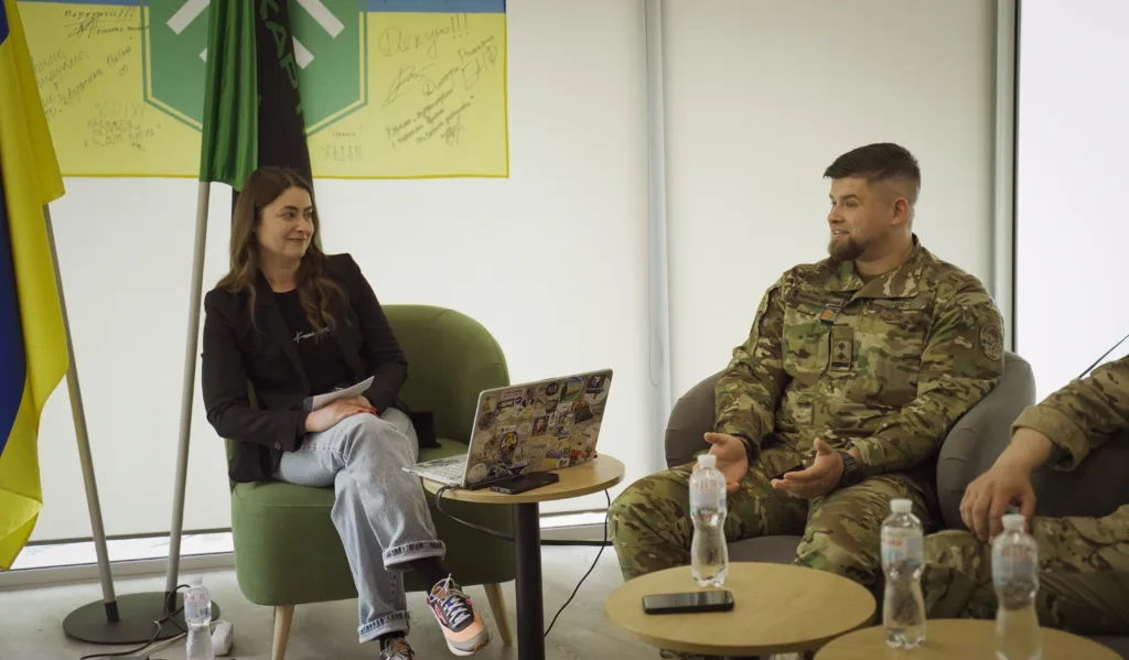 Інтерв'ю з українським військовим у студії