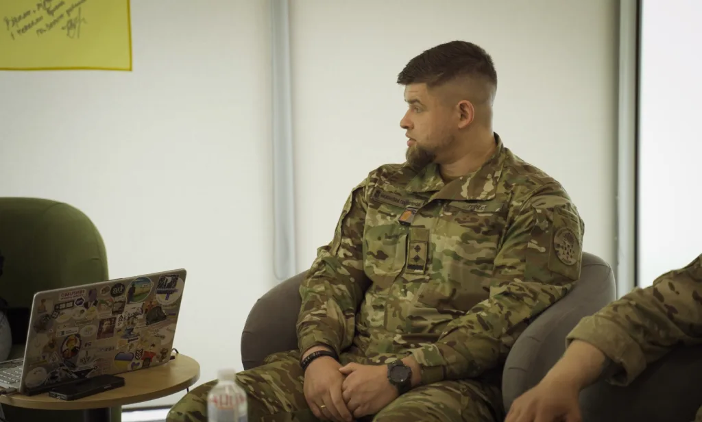 Військовий у камуфляжі сидить у кріслі