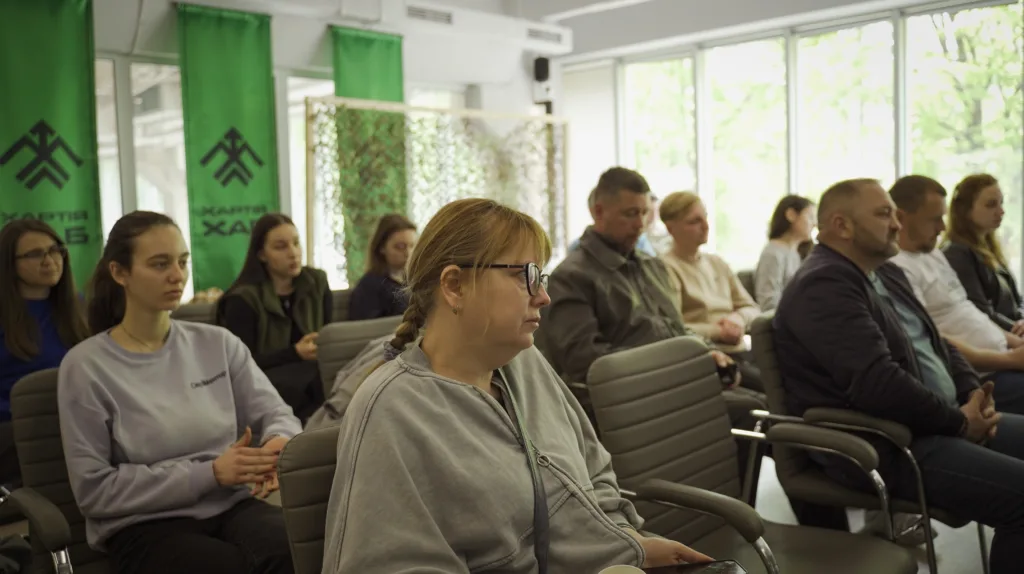 Люди слухають лекцію у конференц-залі