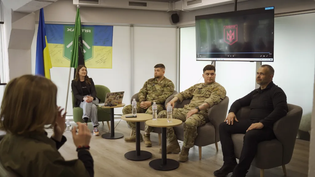 Обговорення військових та волонтерів у конференц-залі