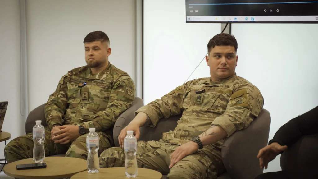 Військові у формі сидять на обговоренні