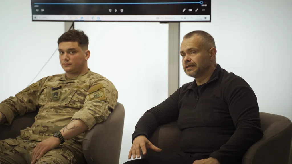 Військовий та чоловік обговорюють під час зустрічі