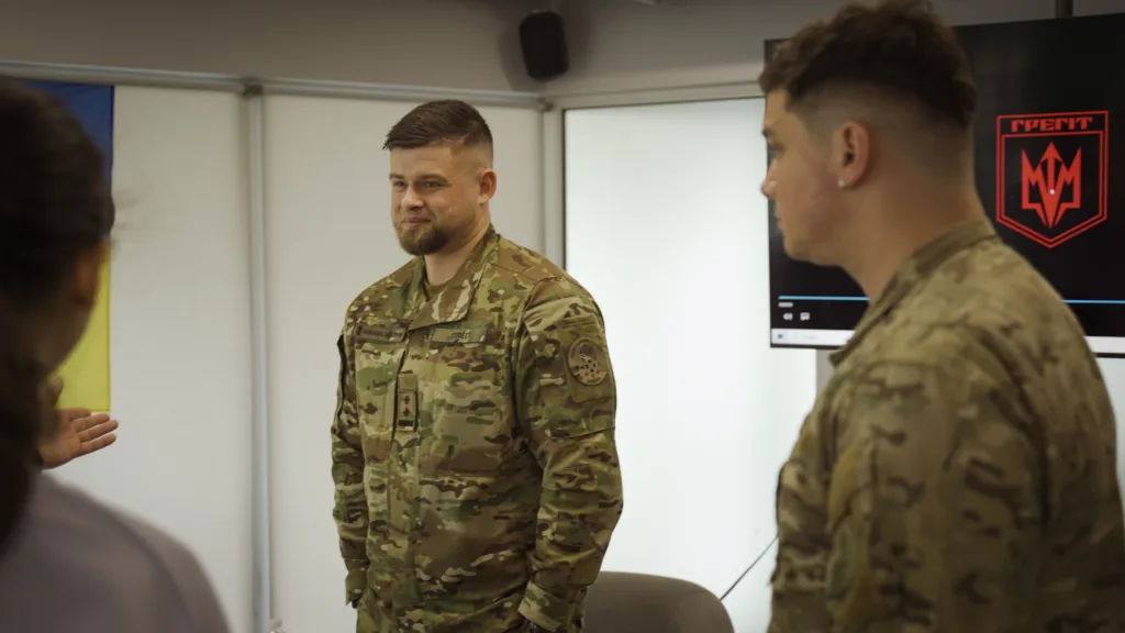 Українські військові спілкуються у приміщенні