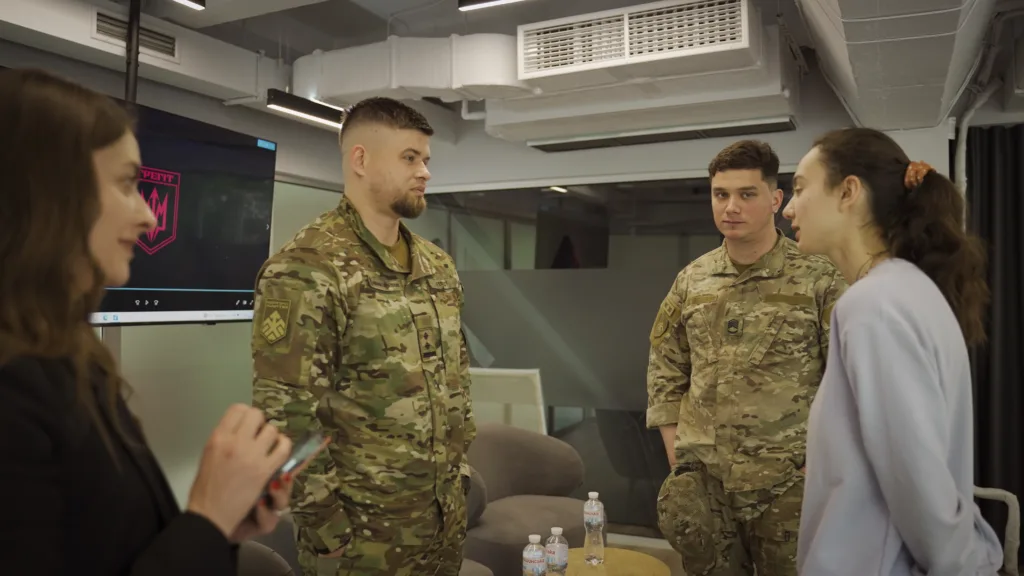 Військові спілкуються з цивільними у сучасному офісі