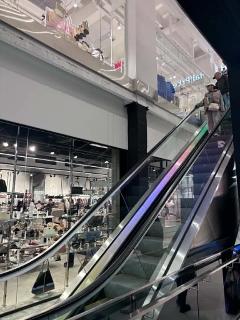 Ескалатор у сучасному торговому центрі з магазинами