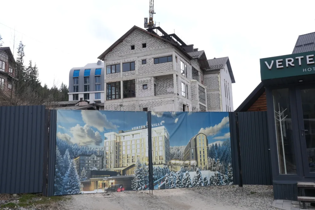 Будівництво готелю в гірському курорті