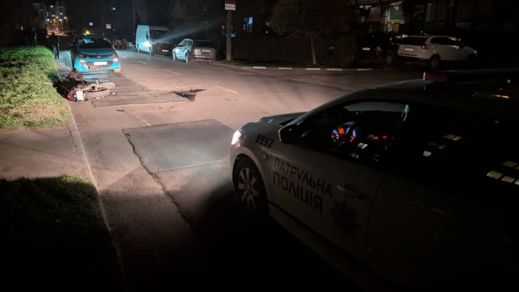 Поліцейська машина на місці ДТП вночі