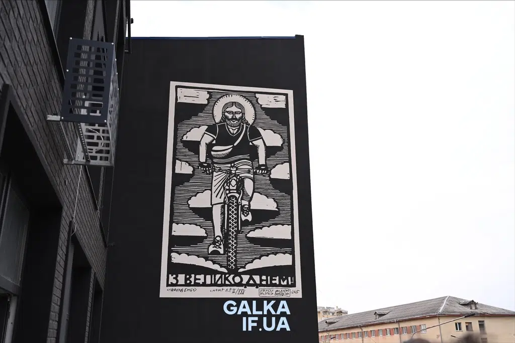 Мурал чоловіка на велосипеді в Івано-Франківську