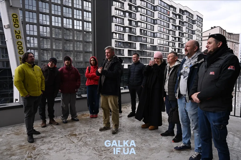 Група людей оглядає новобудову в місті