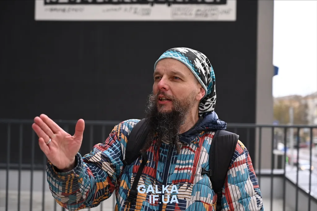 Чоловік жестикулює на вулиці міста