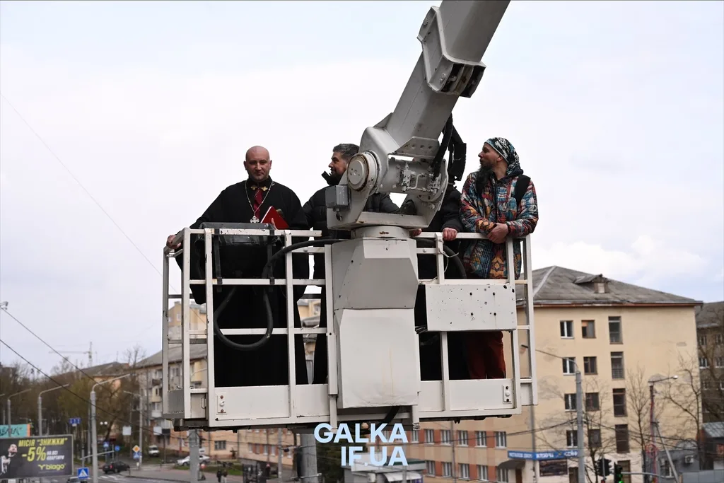 Люди працюють на підйомнику у місті