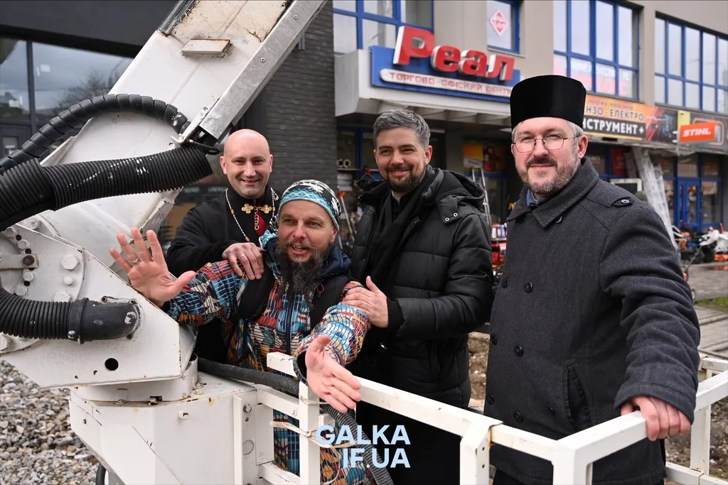 Чотири чоловіки усміхаються біля торгового центру