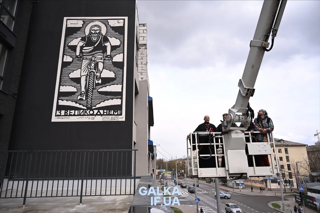 Мурал Ісуса на велосипеді в Івано-Франківську
