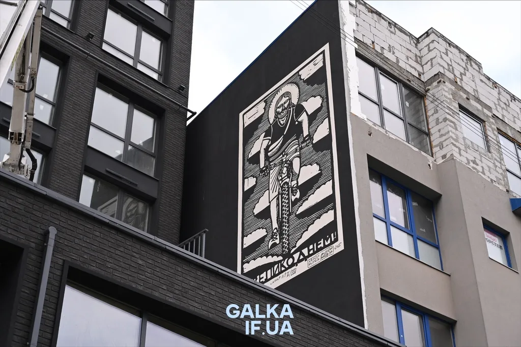 Мурал велосипедиста на фасаді будівлі Івано-Франківська