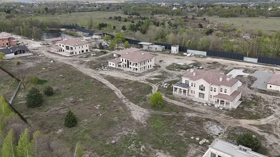 «Плівки Міндіча»: як найвпливовіші люди країни розподіляли будівництво маєтків під Києвом